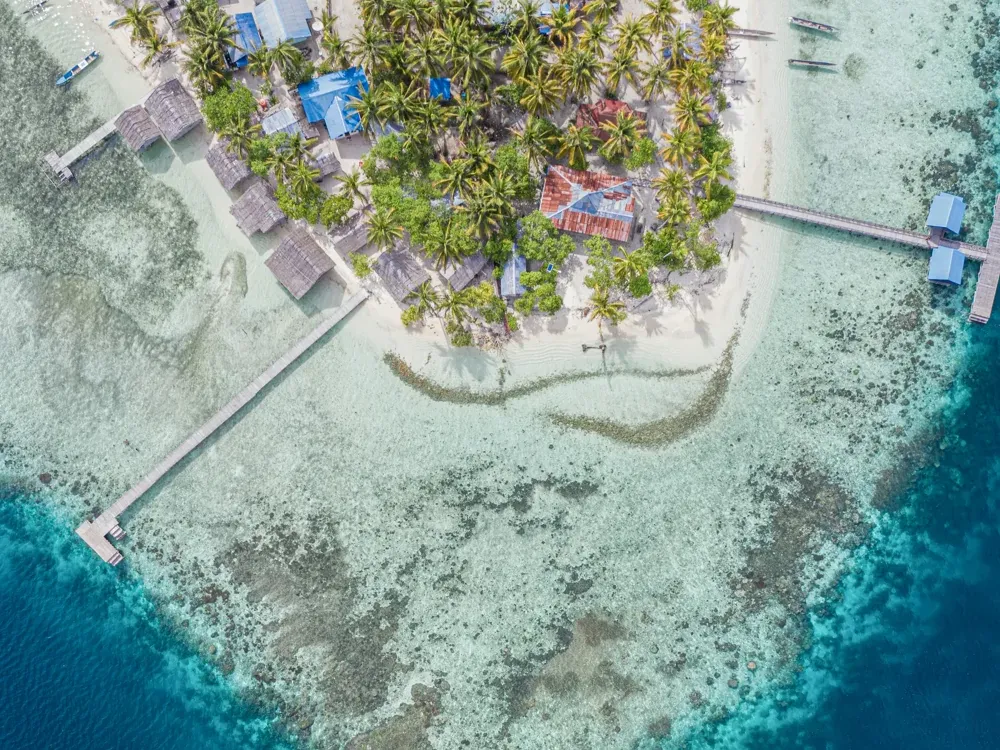 Pulau hijau dan laut biru Raja Ampat dilihat dari udara