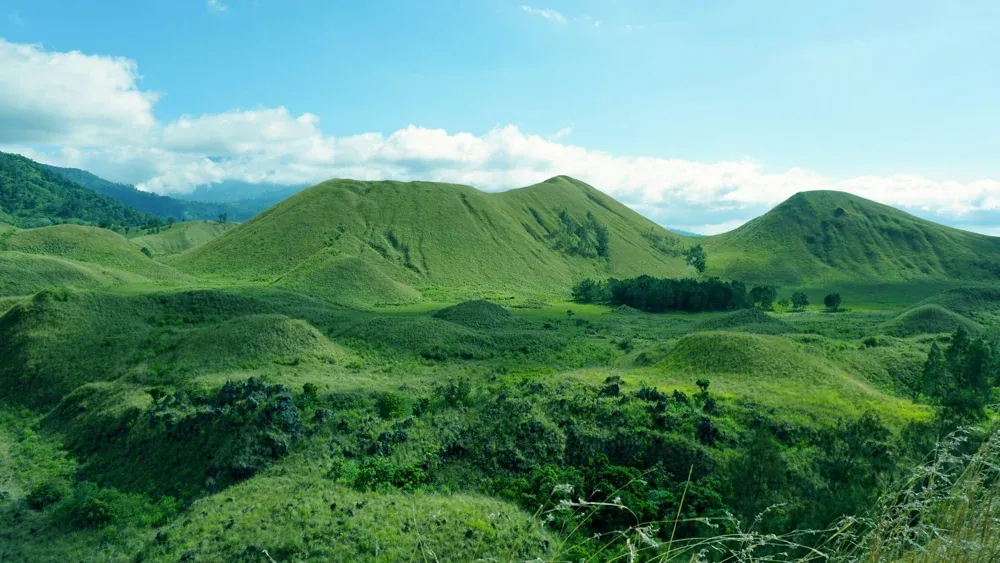 Perbukitan hijau Kawah Wurung di Bondowoso, Jawa Timur